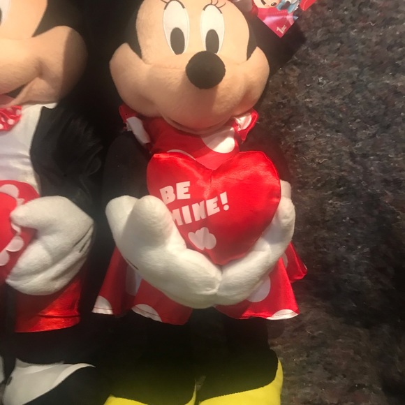Disney Mickey and Minnie Valentine Greeter Plush 24” holding hearts NWT - Picture 3 of 8
